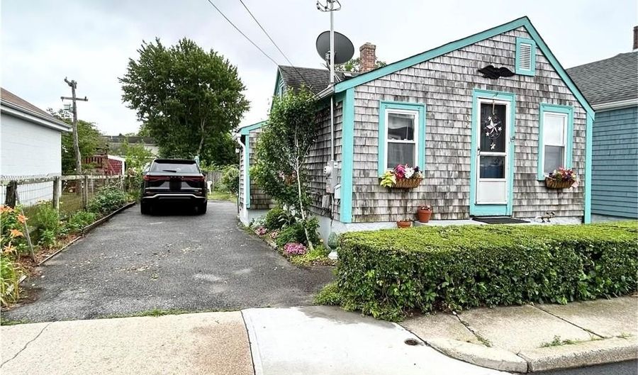 302 State St, Bristol, RI 02809 - 2 Beds, 1 Bath