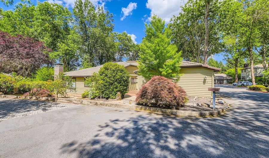 7582 SW CRESMOOR Dr, Beaverton, OR 97008 - 2 Beds, 2 Bath