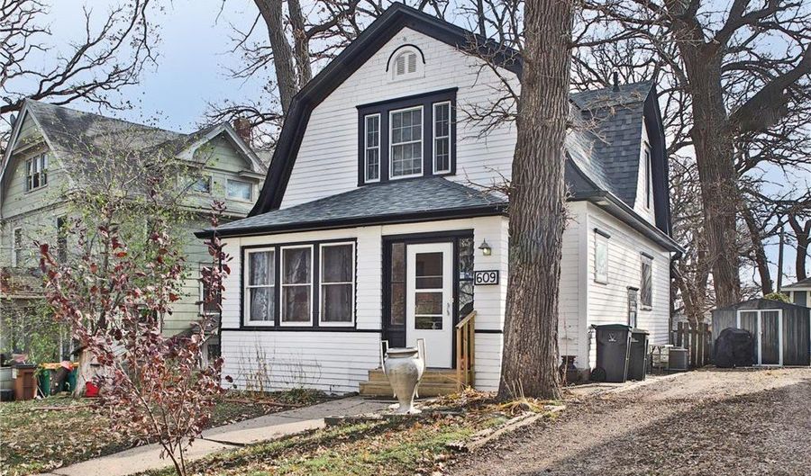 609 Oak Ln, Albert Lea, MN 56007 - 4 Beds, 2 Bath