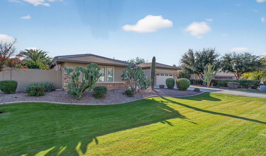 733 E FIELDSTONE Pl, Chandler, AZ 85249 - 5 Beds, 3 Bath