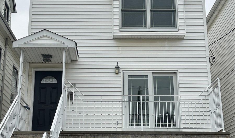 25 E 34TH St, Bayonne, NJ 07002 - 4 Beds, 4 Bath