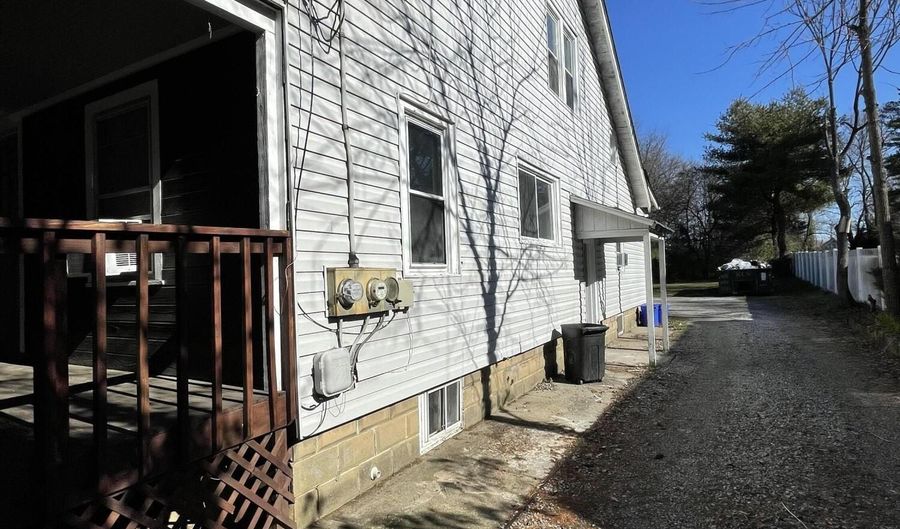 37 E Gloucester Pike 1, Barrington, NJ 08007 - 4 Beds, 2 Bath