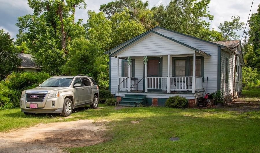 102 Crosby St, Baxley, GA 31513 - 2 Beds, 1 Bath