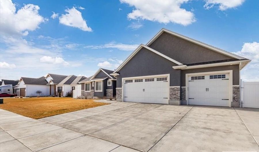 1952 47th St, Ammon, ID 83401 - 6 Beds, 3 Bath