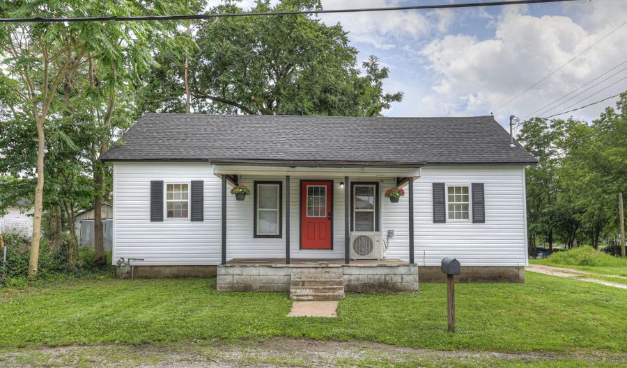421 W 6th St, Baxter Springs, KS 66713 - 2 Beds, 1 Bath