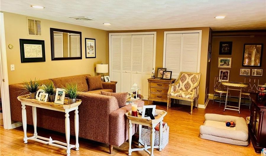 11 College Hill Rd 5A, Warwick, RI 02886 - 2 Beds, 2 Bath