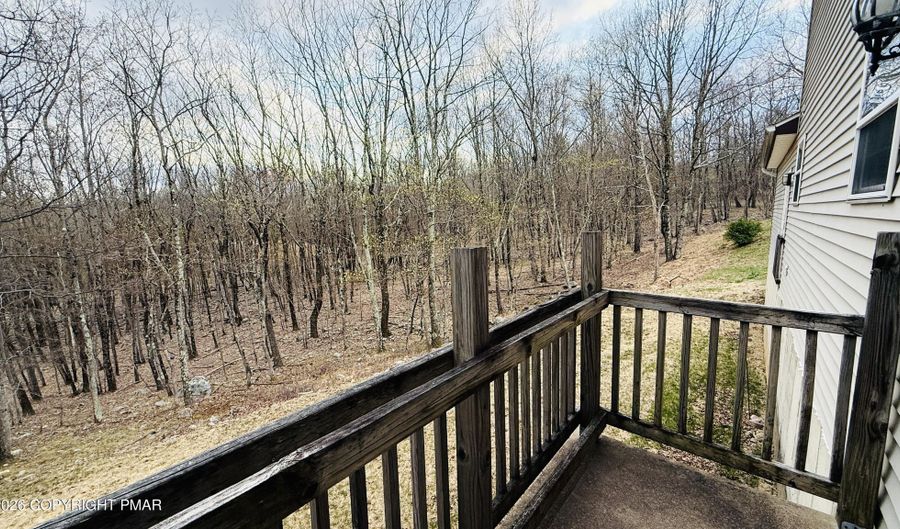 14 W Chickadee Ln, Albrightsville, PA 18210 - 4 Beds, 3 Bath