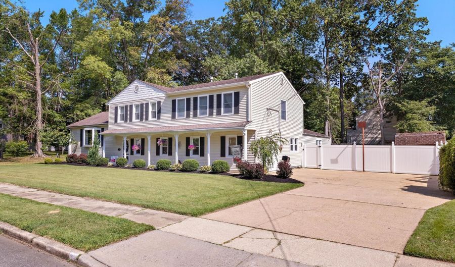 3 Renier Ct, Middletown, NJ 07748 - 5 Beds, 4 Bath