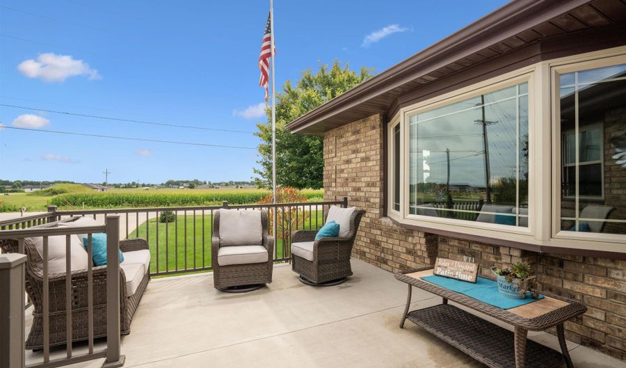 2151 332nd Ave, Dyersville, IA 52040 - 3 Beds, 3 Bath