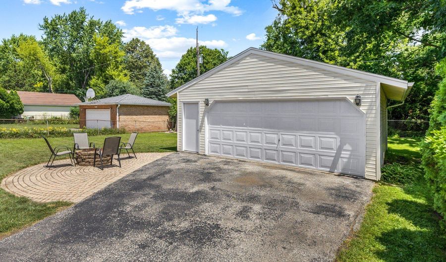 817 N Gibbons Ave, Arlington Heights, IL 60004 - 3 Beds, 2 Bath