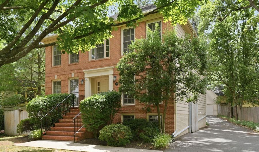 2904 N 4TH St N, Arlington, VA 22201 - 4 Beds, 4 Bath