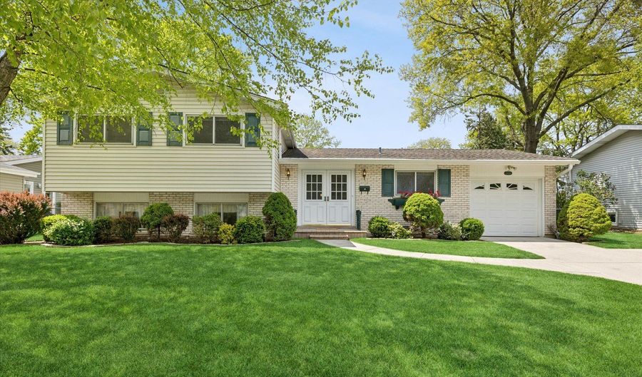 2406 N Lafayette St, Arlington Heights, IL 60004 - 3 Beds, 2 Bath