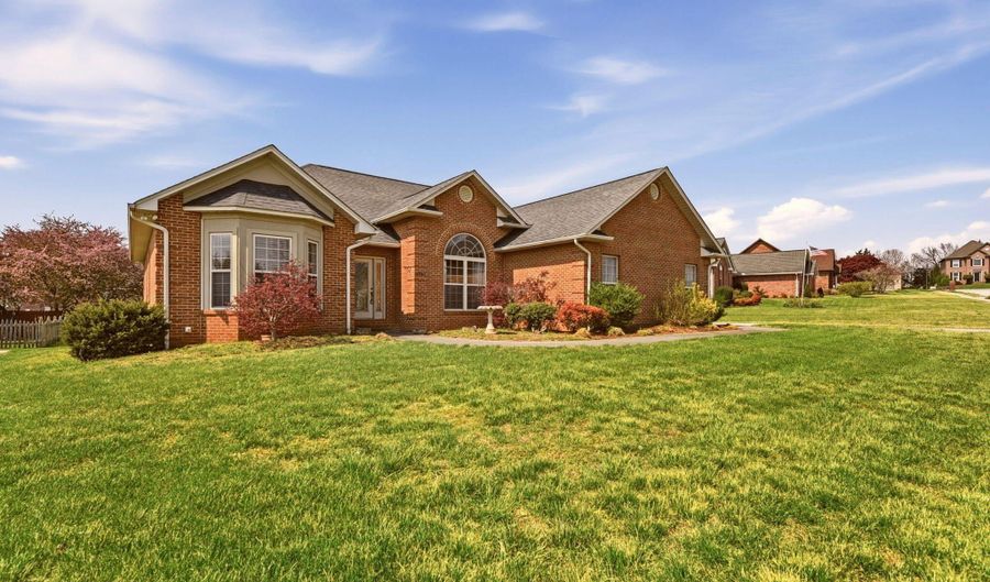 1731 Hollister Dr, Alcoa, TN 37701 - 3 Beds, 2 Bath