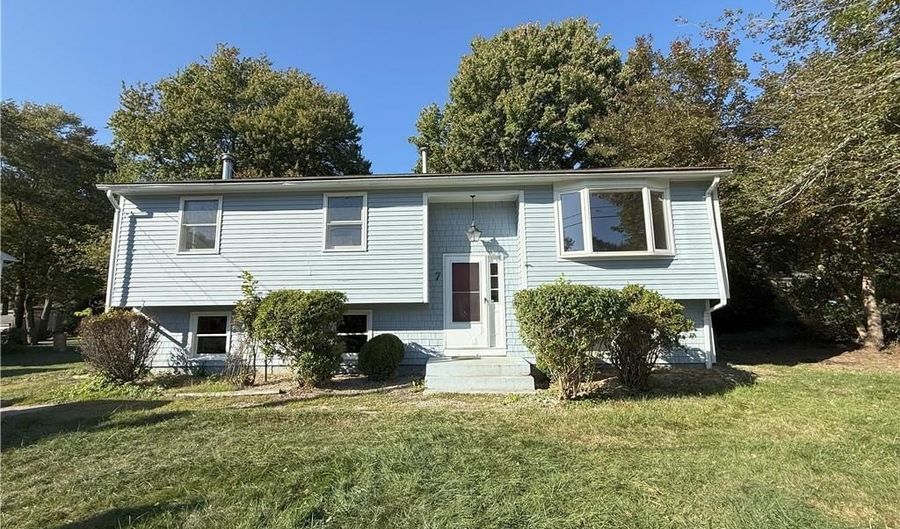 7 Leatherleaf Rd, Narragansett, RI 02882 - 3 Beds, 2 Bath