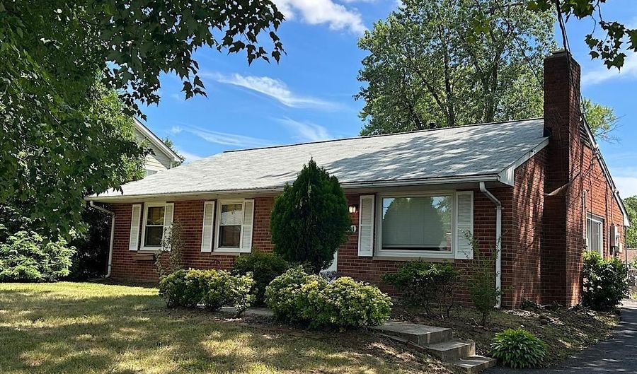 6211 EVERGLADES, Alexandria, VA 22312 - 3 Beds, 2 Bath