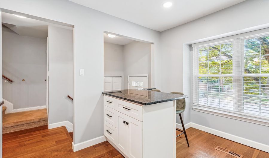 7852 NEWPORT GLEN PASS, Annandale, VA 22003 - 4 Beds, 4 Bath
