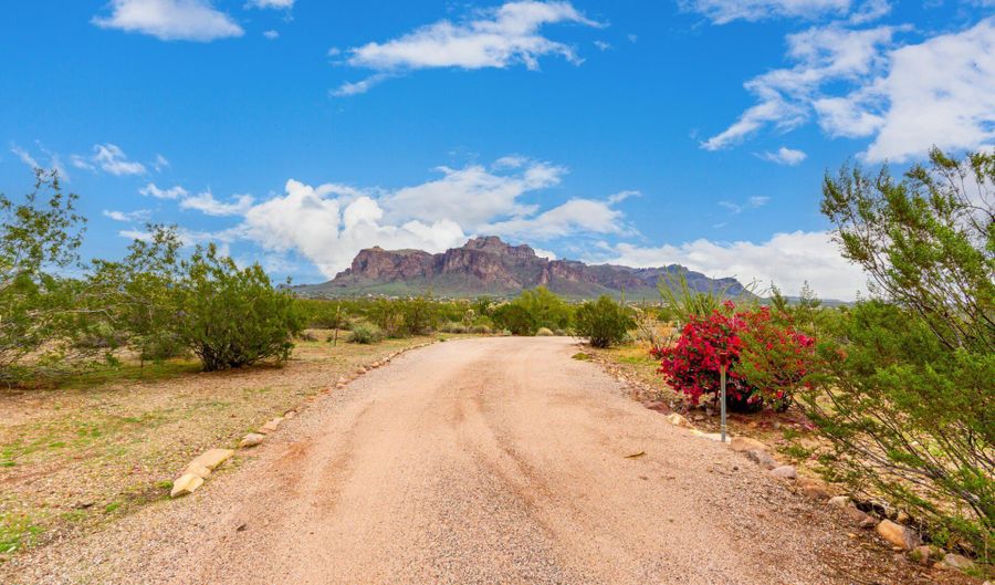 1126 N GOLDFIELD Rd, Apache Junction, AZ 85119 - 3 Beds, 2 Bath