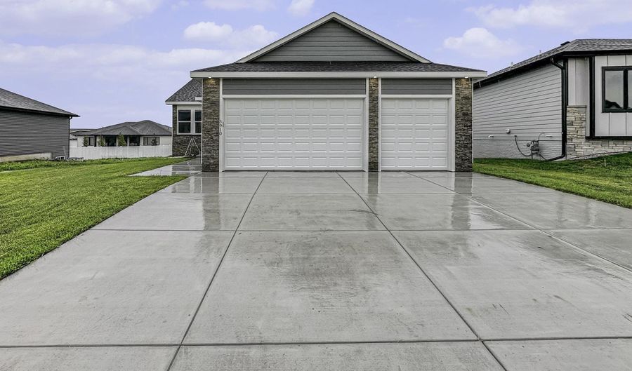 5910 SW 9th St, Lincoln, NE 68523 - 5 Beds, 3 Bath