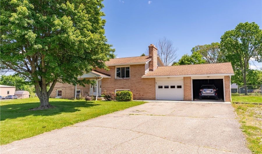 72-74 Briarcliff Ave NE, Alliance, OH 44601 - 6 Beds, 2 Bath