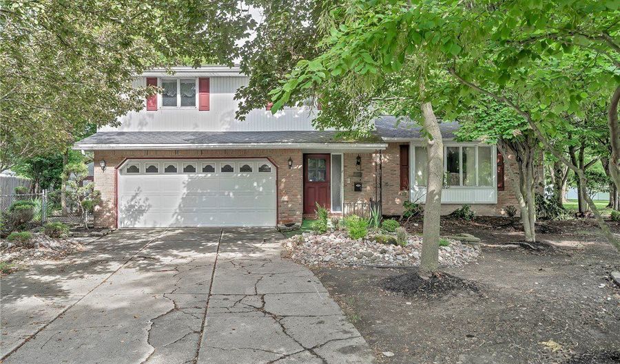 8 Countryside Ct, Amherst, NY 14221 - 4 Beds, 2 Bath