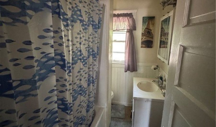 420 W 38th St, Ashtabula, OH 44004 - 6 Beds, 2 Bath