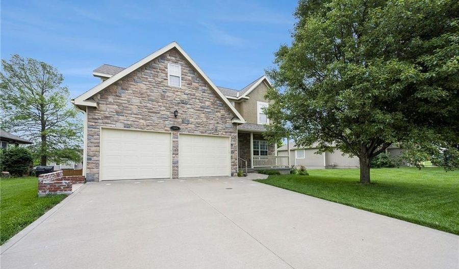 1905 160th St, Basehor, KS 66007 - 4 Beds, 4 Bath