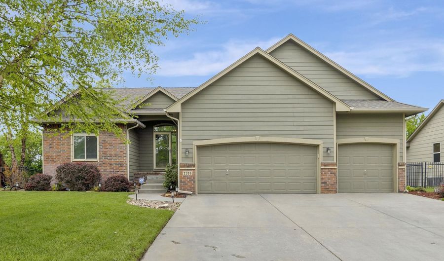 2528 N Fieldstone St, Andover, KS 67002 - 4 Beds, 3 Bath