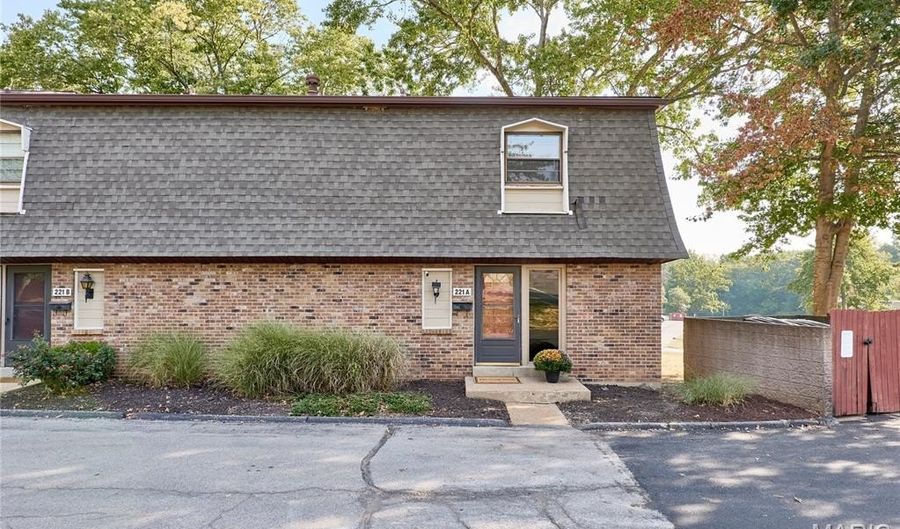 221 Braeshire Dr A, Ballwin, MO 63021 - 3 Beds, 3 Bath