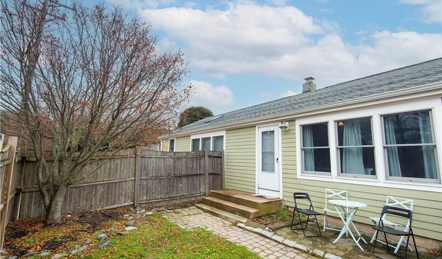 395 Aquidneck Ave, Middletown, RI 02842 - 5 Beds, 3 Bath