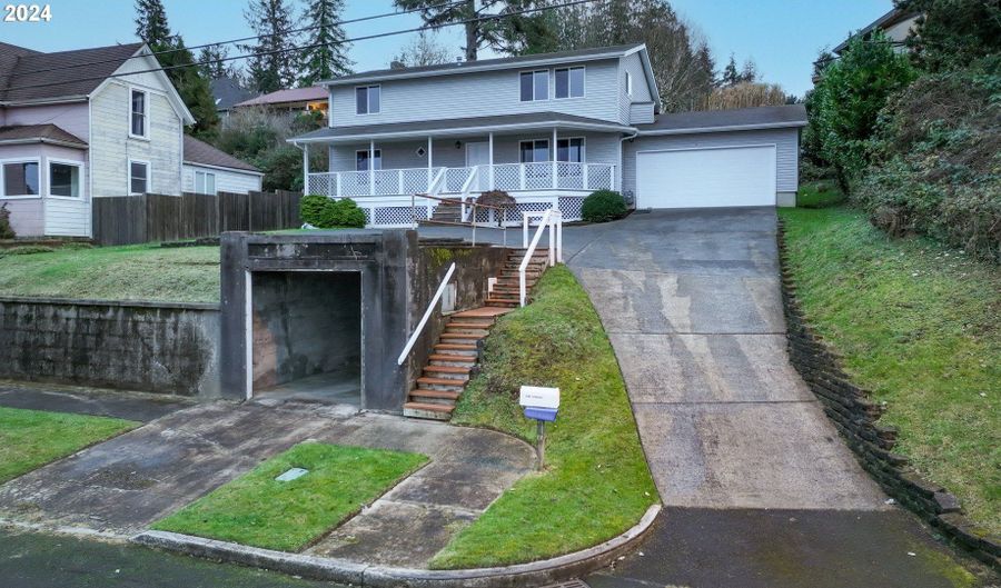 1001 LEXINGTON Ave, Astoria, OR 97103 - 4 Beds, 3 Bath