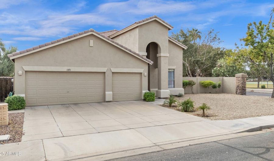 1371 E FAIRVIEW St, Chandler, AZ 85225 - 4 Beds, 4 Bath