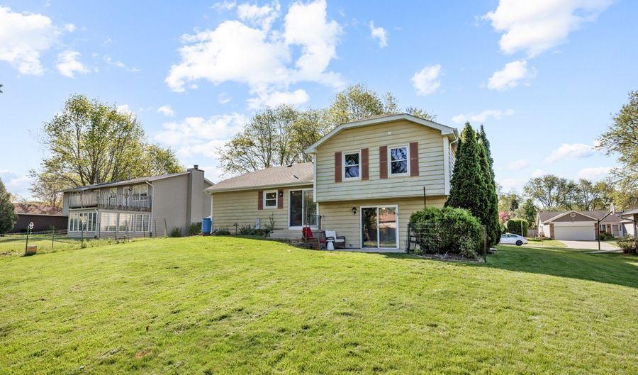 650 BUTTERFIELD Dr, Algonquin, IL 60102 - 3 Beds, 2 Bath