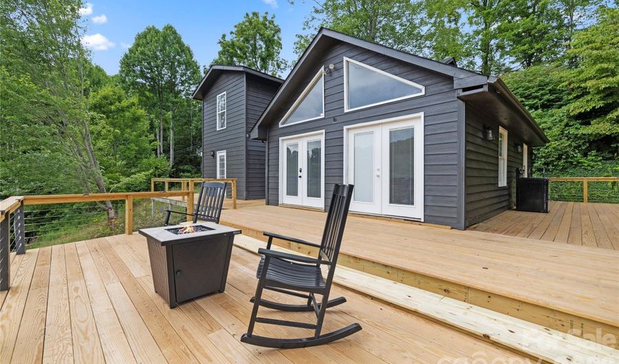 3954 NC 80 Hwy, Bakersville, NC 28705 - 3 Beds, 2 Bath