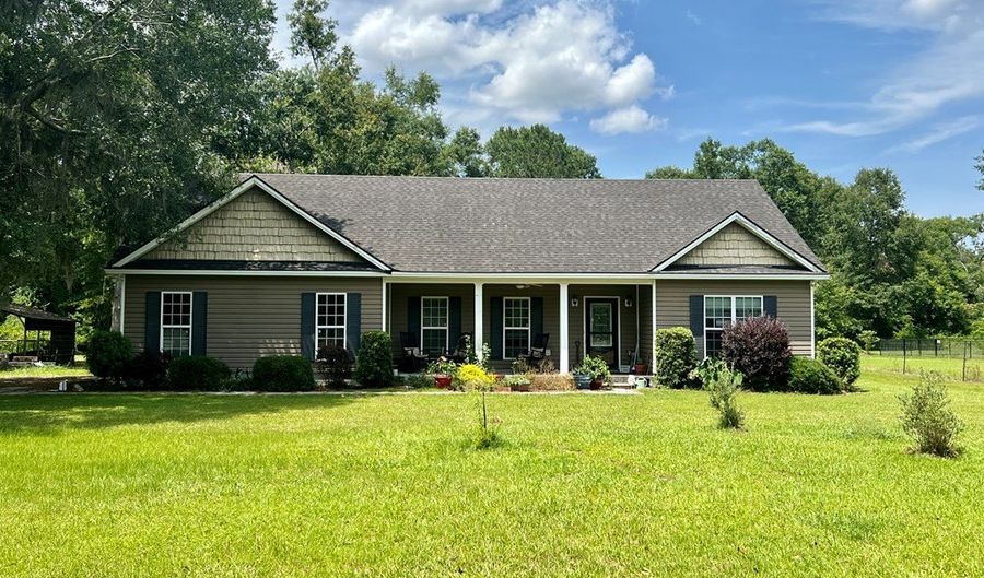 24 Robert Day Rd, Adel, GA 31620 - 3 Beds, 2 Bath