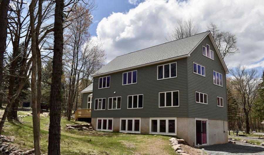 101 Lindbergh Cir, Albrightsville, PA 18210 - 6 Beds, 3 Bath