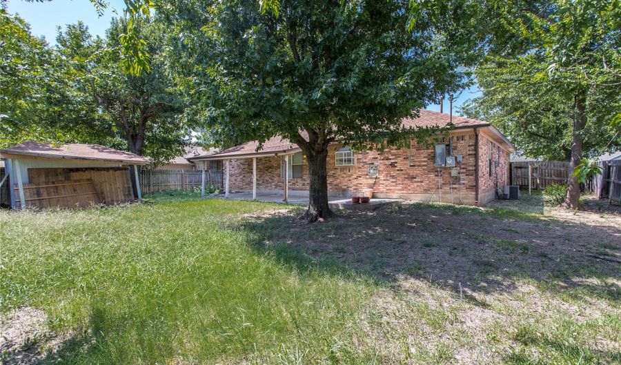 303 Shirley Dr, Alvarado, TX 76009 - 3 Beds, 2 Bath
