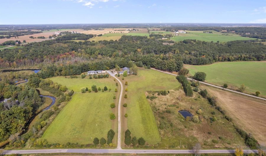9364 Spring Creek Rd, Amherst, WI 54406 - 5 Beds, 5 Bath