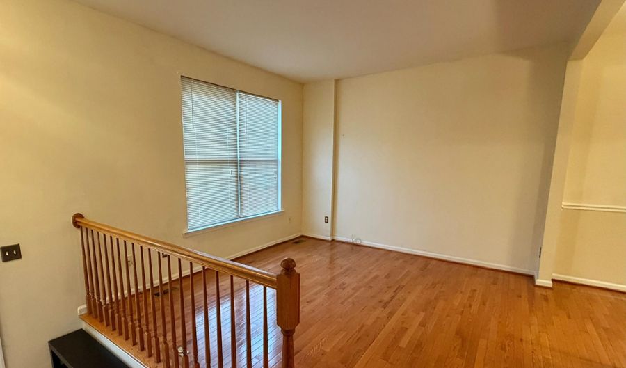 20108 HARDWOOD Ter, Ashburn, VA 20147 - 3 Beds, 4 Bath