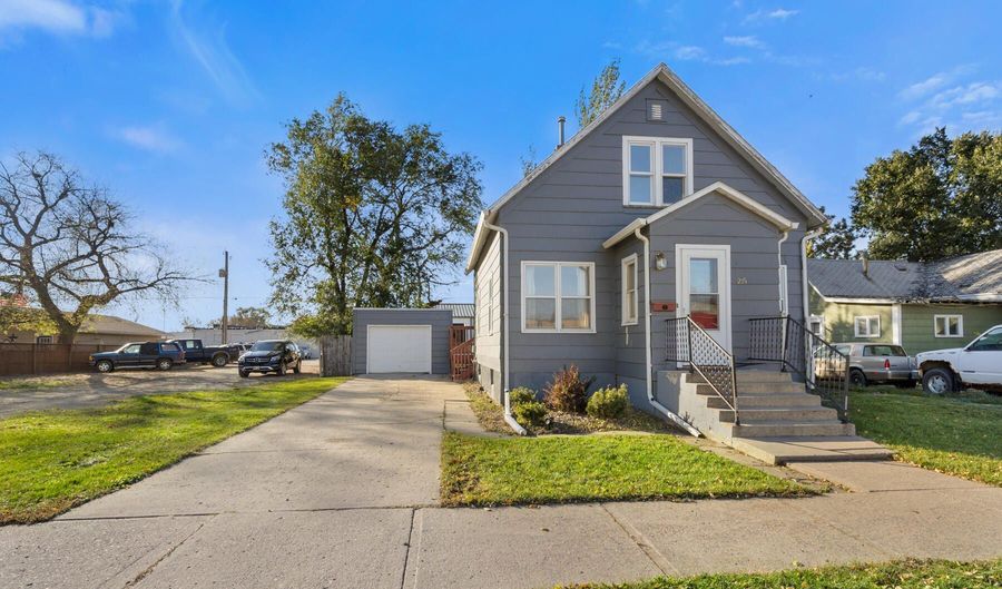 215 N 1st St, Aberdeen, SD 57401 - 3 Beds, 2 Bath