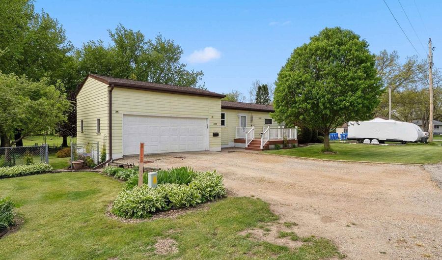 307 E Chicago, Albion, IA 50005 - 3 Beds, 2 Bath