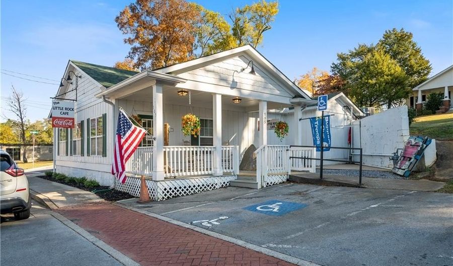 112 Cherry St, Adairsville, GA 30103 - 4 Beds, 4 Bath