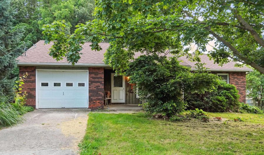 907 S Superior St, Angola, IN 46703 - 3 Beds, 1 Bath