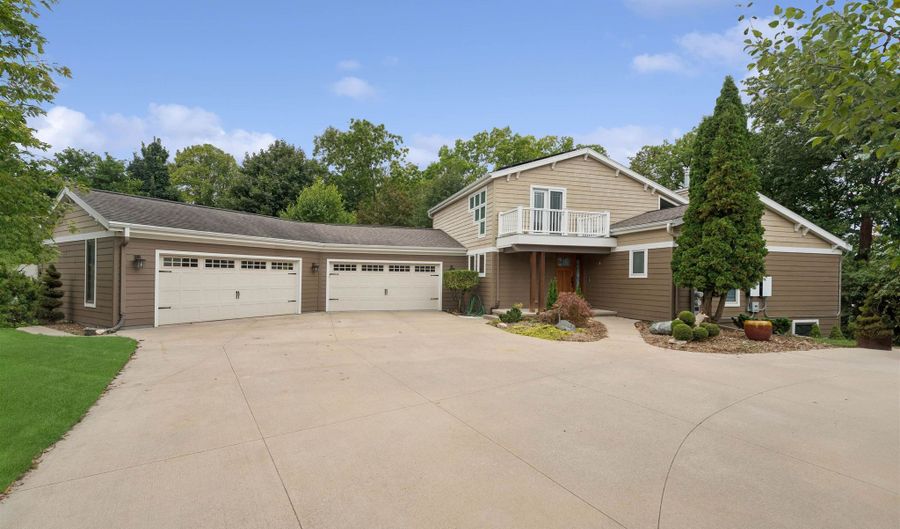 1331 N BRIARCLIFF Dr, Appleton, WI 54915 - 5 Beds, 4 Bath