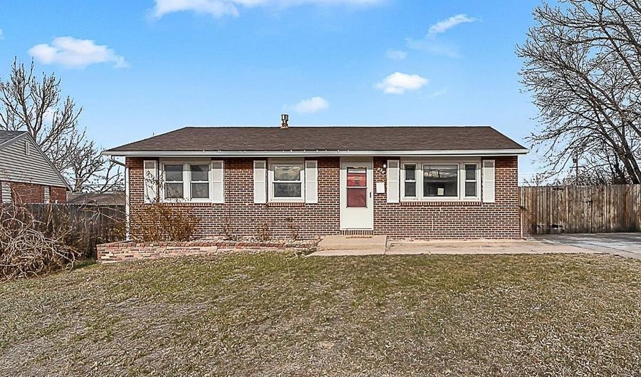 956 HILLCREST Rd, Cheyenne, WY 82009 - 3 Beds, 1 Bath