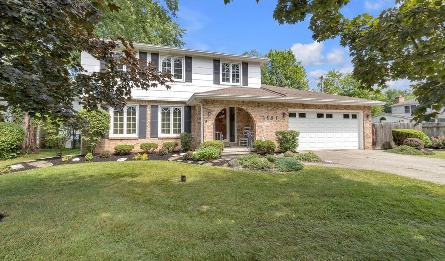 1581 N Forest Rd, Amherst, NY 14221 - 3 Beds, 3 Bath
