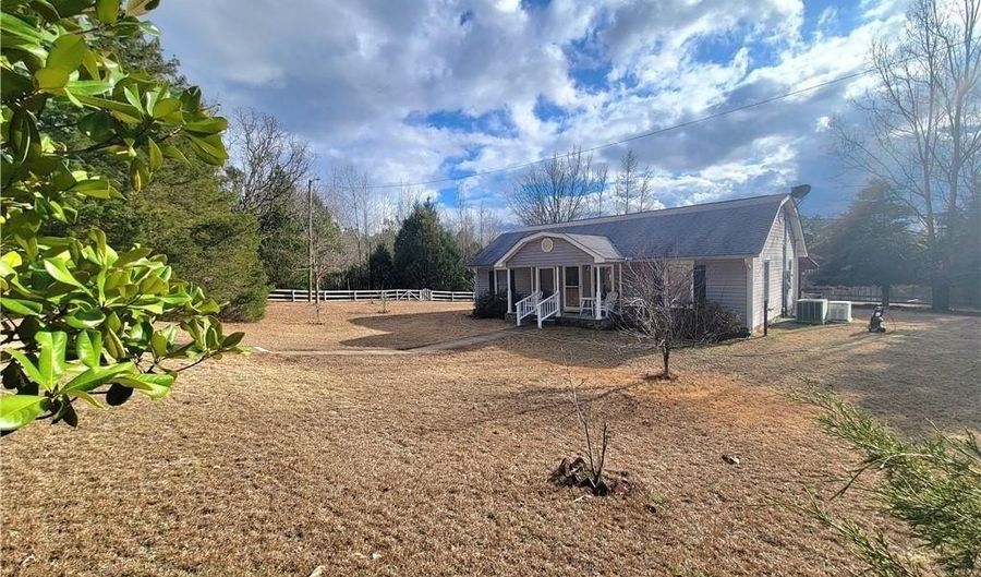 601 HERBERT BROWN Rd, Auburn, AL 36830 - 2 Beds, 2 Bath
