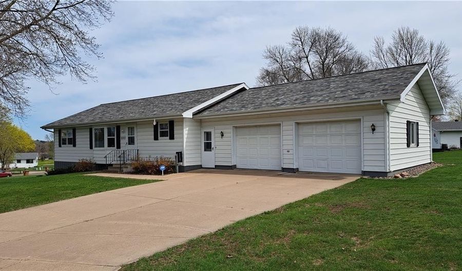 2222 15th Ave, Bloomer, WI 54724 - 3 Beds, 3 Bath