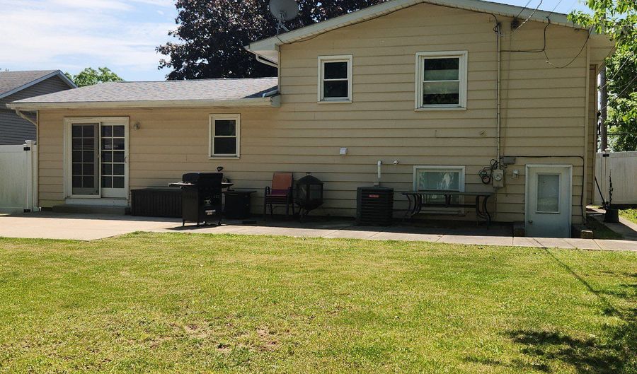 305 North Ave, Antioch, IL 60002 - 3 Beds, 3 Bath