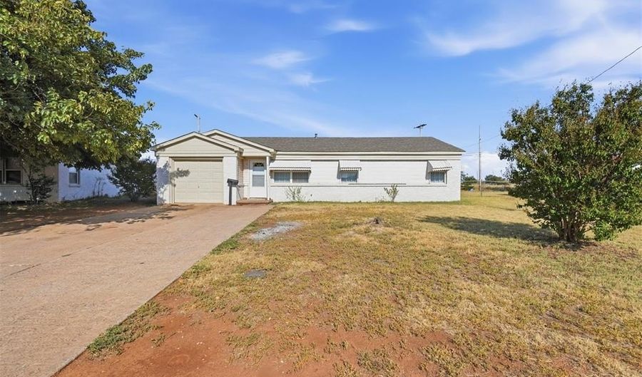 1072 Elk St, Altus, OK 73521 - 3 Beds, 2 Bath