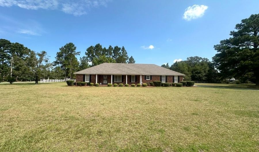 701 Gloria St, Adel, GA 31620 - 3 Beds, 3 Bath